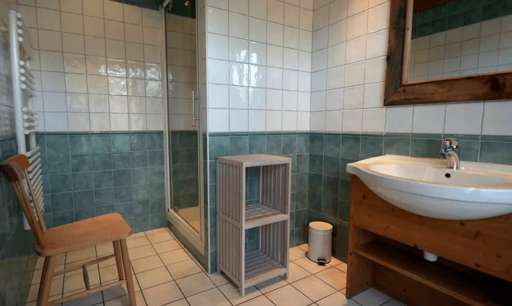 The bathrooms in chalet la pierre are perfect for a ski instructor course